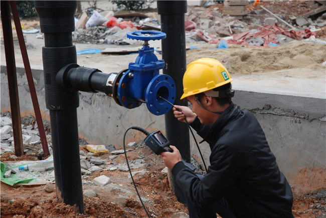 工作人員利用HIE系列工業(yè)內(nèi)窺鏡正進行管道內(nèi)部檢測