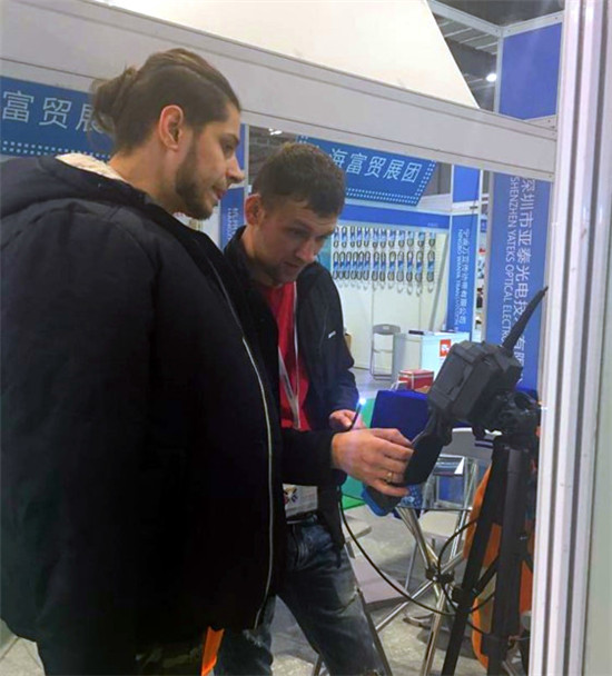 現(xiàn)場觀眾在試用亞泰光電HIE360度高清工業(yè)視頻內窺鏡