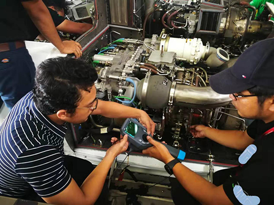 經(jīng)銷商演示我們的M-ADV 2.8mm工業(yè)內(nèi)窺鏡