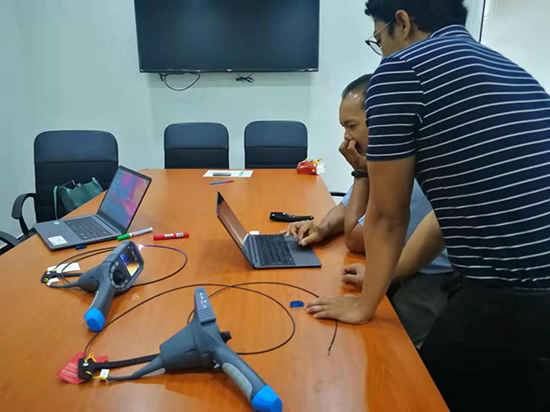 經(jīng)銷商與客戶維修主管一起將現(xiàn)場拍到的圖片和視頻轉(zhuǎn)存至電腦,看圖片質(zhì)量效果。