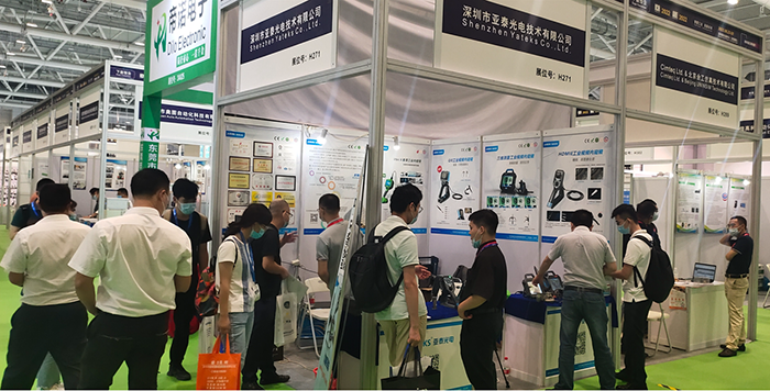 亞泰光電展臺(tái)前工作人員與現(xiàn)場(chǎng)觀眾交流、溝通并提供現(xiàn)場(chǎng)咨詢解答