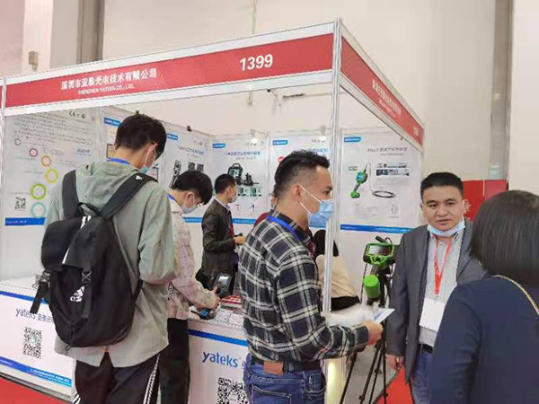 前來參觀的觀眾現場體驗亞泰光電工業內窺鏡的優異性能